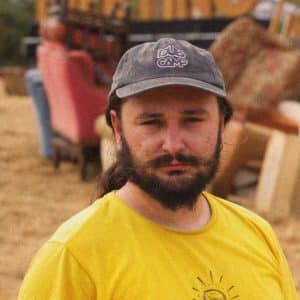 Homme de face avec la casquette du Dub Camp 2026.