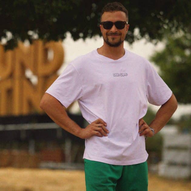 Homme posant avec le T-shirt blanc oversize du dub Camp 2026